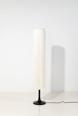l'image d'une lampe posée sur une table