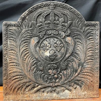 un gros plan d'une plaque en pierre sur laquelle figure une couronne