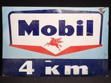 un panneau sur lequel est écrit « Mobil 4 km »