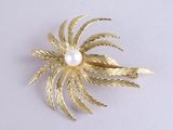 broche plaquée or jaune, ornée d'une perle et de feuilles