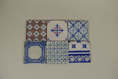 Six carreaux en faïence à décor de motifs géométriques.