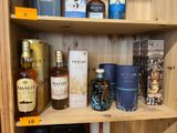 de nombreux types d'alcools différents sur les rayons du magasin