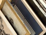 une pile de photos encadrées posées sur une table