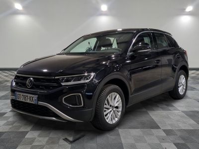 Le SUV Volkswagen est garé sur un sol à damier dans un garage.