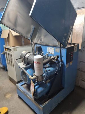une machine qui se trouve à l'intérieur d'un bâtiment