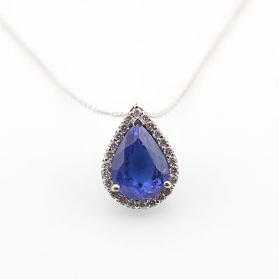 pendentif en saphir bleu et diamant sur fond blanc