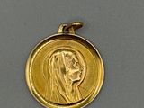 gros plan d'une pièce d'or portant un visage de femme