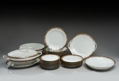 beaucoup d'assiettes et de bols posés sur une table