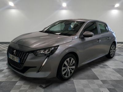 la voiture argentée est garée sur un sol en damier dans le garage