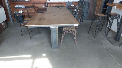 une table et des chaises dans une pièce aux murs en bois