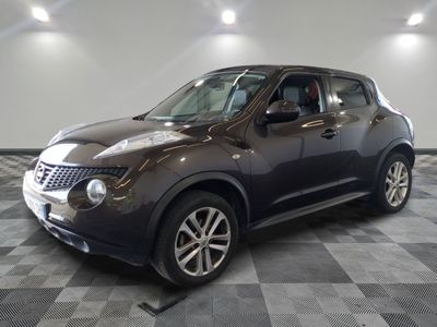 une photo d'un SUV Nissan Juke garé sur un sol à damier