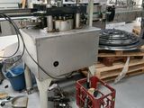 une machine posée sur une palette dans un entrepôt