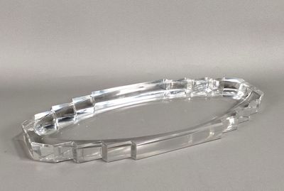 bracelet en acrylique transparent aux bords carrés sur fond blanc