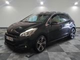 la voiture noire est garée dans le garage sur un sol en damier