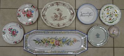 beaucoup d'assiettes et de bols par terre