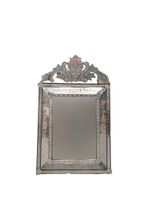 Miroir vénitien en bois et  verre gravé de rinceaux fleuris. Fronton à