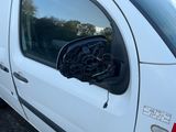 une camionnette blanche dans laquelle se trouvent tout un tas de fils