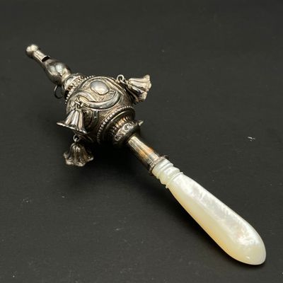 Hochet en argent 800 millièmes et en nacre à quatre clochett… - Photo 1