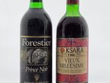 deux bouteilles de vin posées l'une à côté de l'autre sur une table