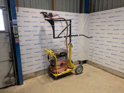 une petite machine qui se trouve dans le coin d'une pièce