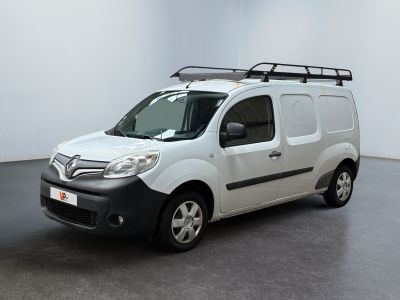 la photo d'une camionnette blanche garée dans une pièce