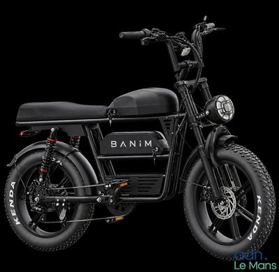 une photo d'une moto noire garée devant un fond noir