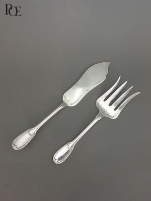 deux fourchettes et un couteau posés sur une table
