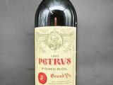 une bouteille de vin posée sur une table