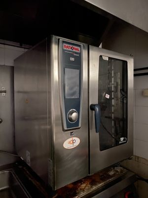 une image d'un four commercial dans une cuisine commerciale