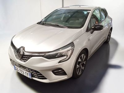 une voiture blanche garée dans une pièce blanche