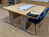 une image représentant une table et des chaises dans une pièce