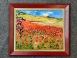 un tableau représentant un champ de fleurs rouges avec un ciel bleu en arrière-plan