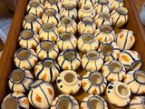 de nombreux petits vases blancs et bleus dans une boîte en bois