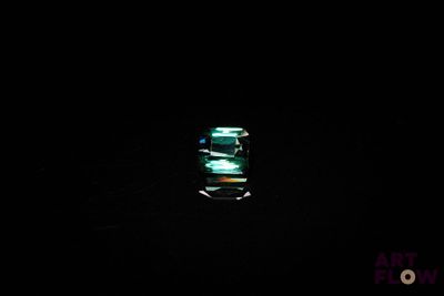 l'image d'un anneau vert dans l'obscurité