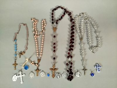 tout un tas de colliers différents posés sur la table