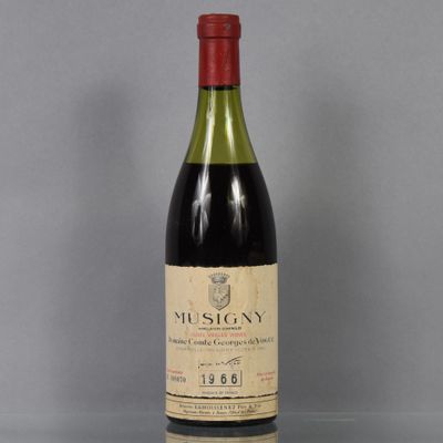 la bouteille de vin est posée sur la table sur la table