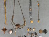 de nombreux types de bijoux exposés dans une vitrine