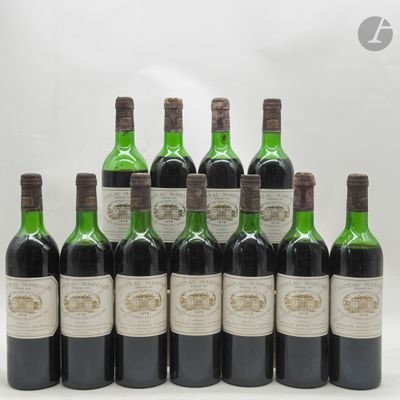 plusieurs bouteilles de vin sont alignées sur une surface blanche