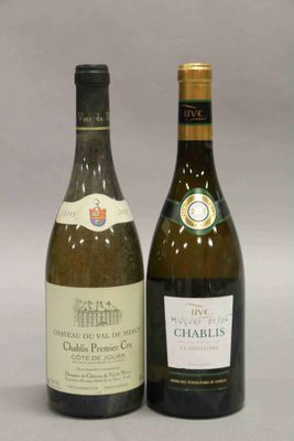 deux bouteilles de vin posées l'une à côté de l'autre sur une table