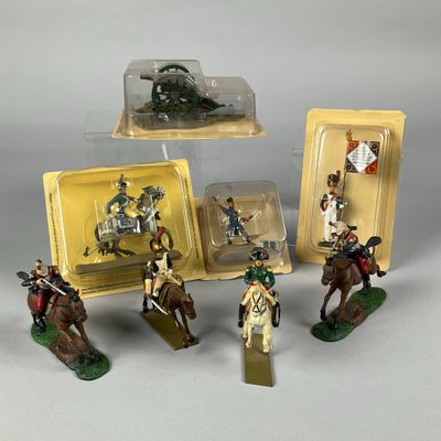 cinq figurines représentant des hommes à cheval, exposées dans une vitrine
