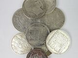 une pile de pièces de monnaie posée sur une table blanche
