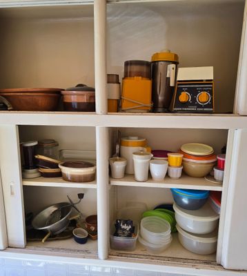 de nombreux plats et casseroles sur les étagères de la cuisine