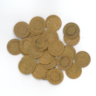 une pile de pièces d'or sur une surface blanche