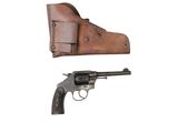 un gros plan d'un pistolet et de son étui sur fond blanc