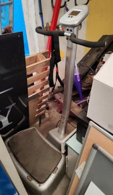 un scooter qui est garé dans un garage