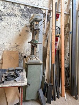 un grand nombre d'outils posés sur une table