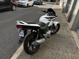 une moto garée sur le bord de la rue