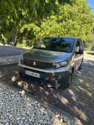 La camionnette grise est garée sur le bord de la route.