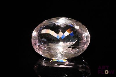 une image représentant une boule de cristal transparente posée sur une surface noire
