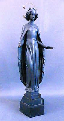 une statue représentant une femme debout sur un socle
